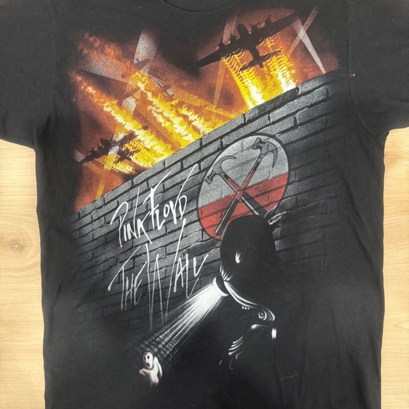 Men’s Small Black Tshirt with Pink Floyd The Wall print - Picture 2 of 6